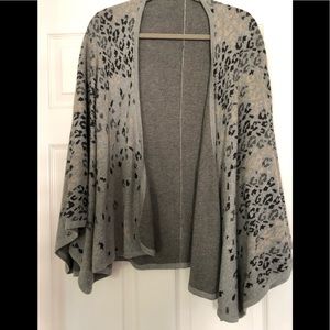 Really cute light weight reversible sweater cape❤️